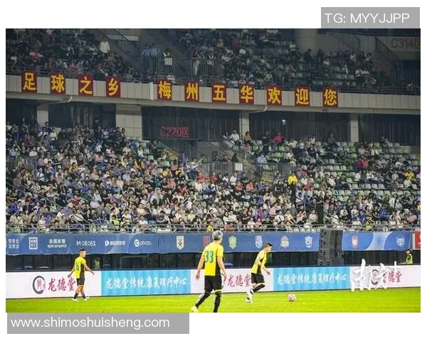 偶遇足球巨星街头上演惊喜瞬间 与球迷亲密互动引发热议 偶遇足球巨星街头上演惊喜瞬间 与球迷亲密互动引发热议